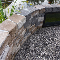 Pilestone Kilimanjaro 17/23x21,5x10 Getrommeld stapelbaar muurelement in trapeziumvorm met 2 ruwe zijden Stapelblokken
