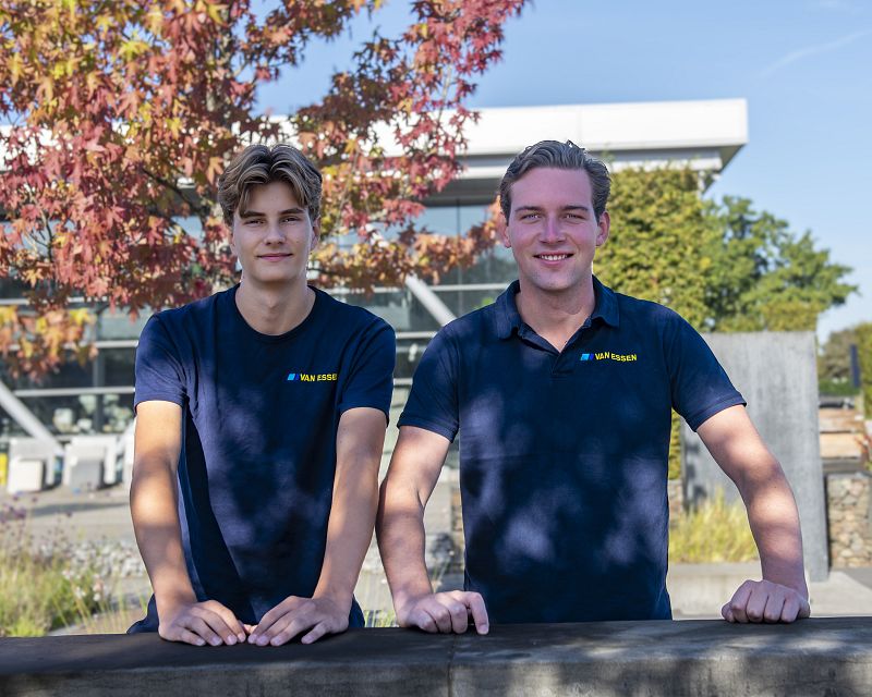 Medewerkers Van Essen Sierbestrating in de showtuin in Westervoort
